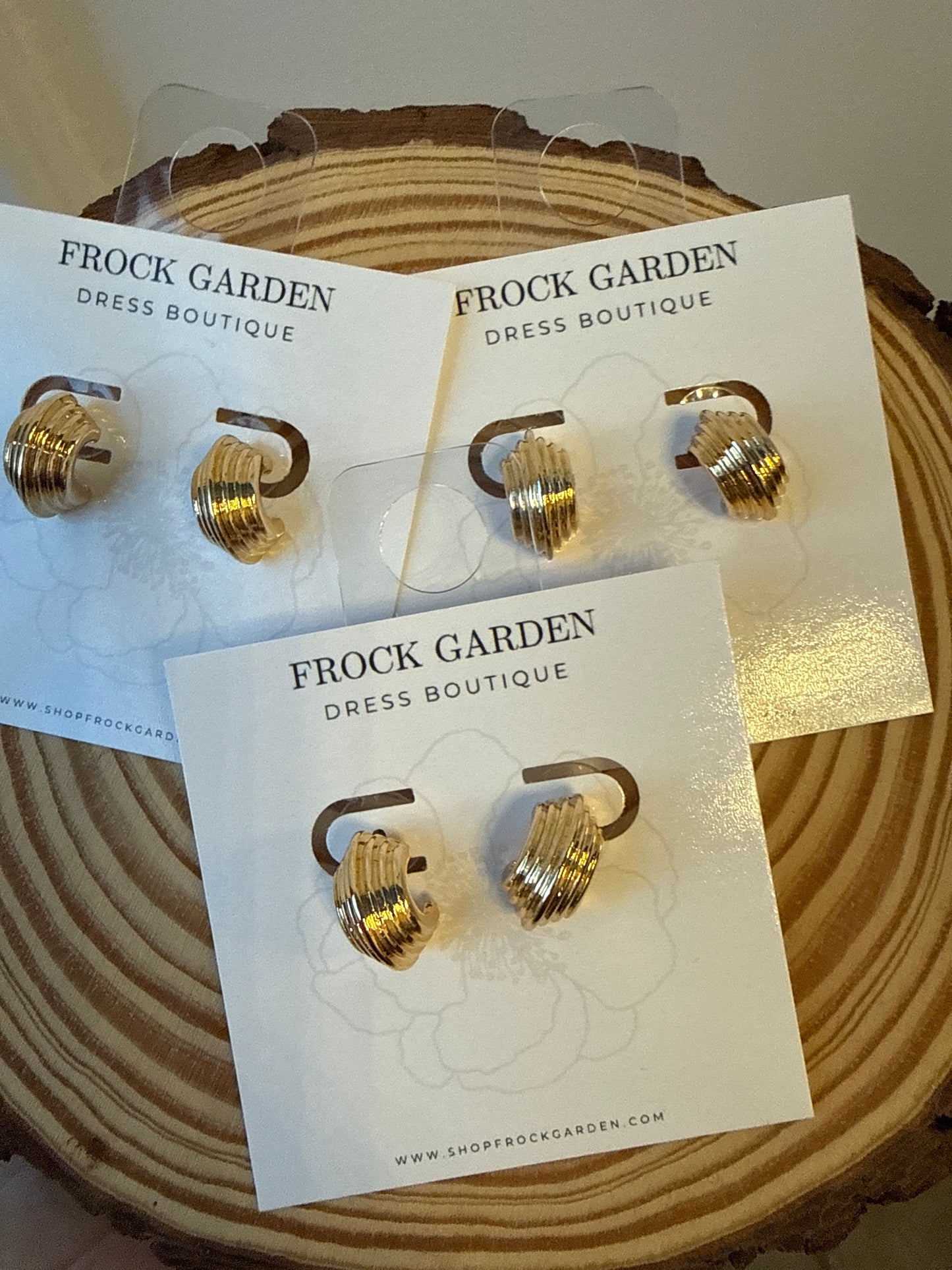 Ridged Huggie Earring￼