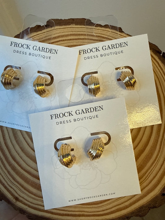 Ridged Huggie Earring￼
